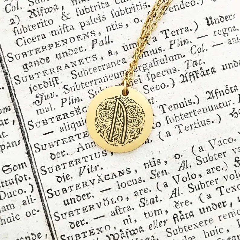 پلاک استیل حکاکی پیچیده و نمادین با زنجیر