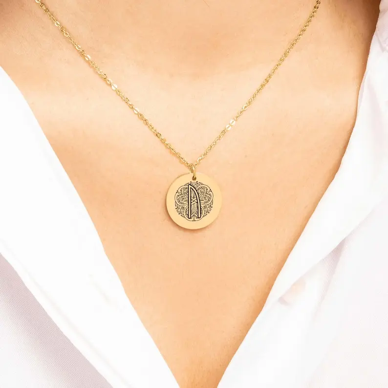 پلاک استیل حکاکی پیچیده و نمادین با زنجیر