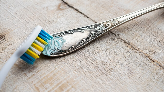 استفاده از خمیر دندان برای تمیز کردن نقره