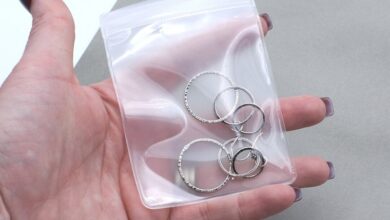 نقرهای که با پوشش محافظ مخصوص در حال نگهداری است.