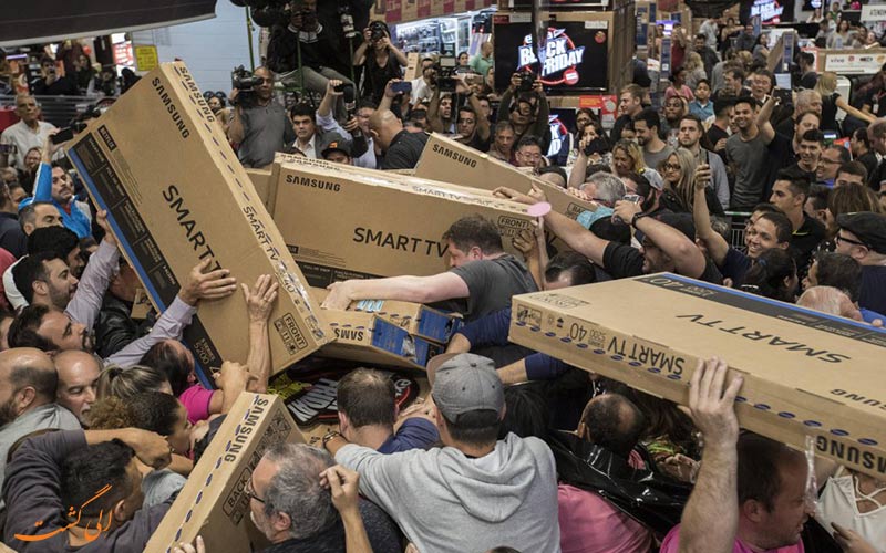 هجوم مردم برای خرید در بلک فرایدی
