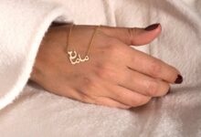 نمای نزدیک از پلاک نقره برای هدایای روز مادر