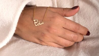 نمای نزدیک از پلاک نقره برای هدایای روز مادر