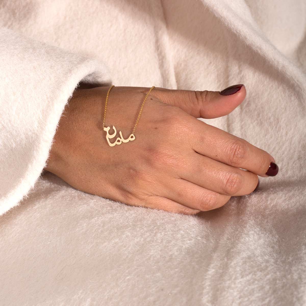 نمای نزدیک از پلاک نقره برای هدایای روز مادر