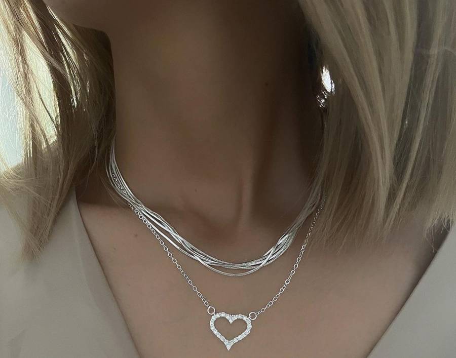 تکنیک‌های آراستگی استایل کژوال با زیورآلات نقره به همراه نکات مد