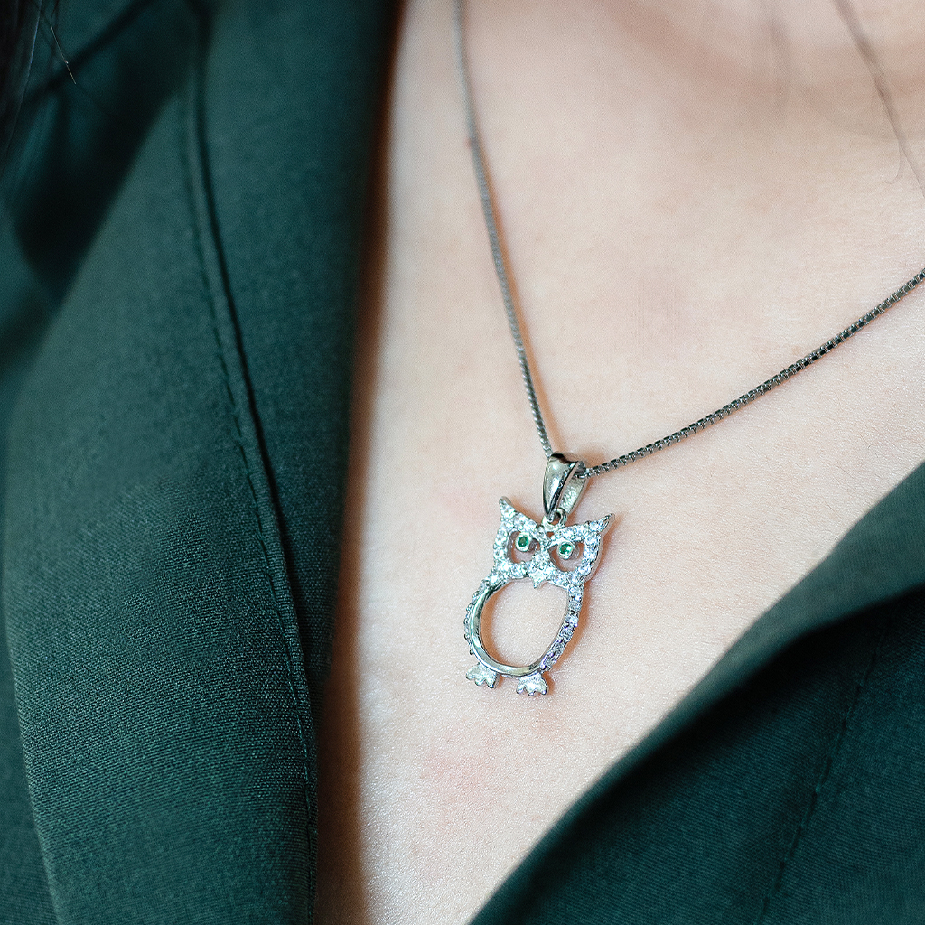 پلاک نقره جغد نگین دار هدیهای خاص