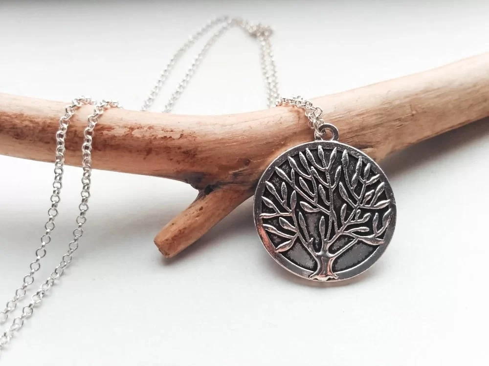 تجربه‌ی زیبایی با گردنبند و آویز نقره درخت زندگی