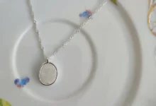 گردنبند نقره با سنگ اوپال-نماد ماه مهر