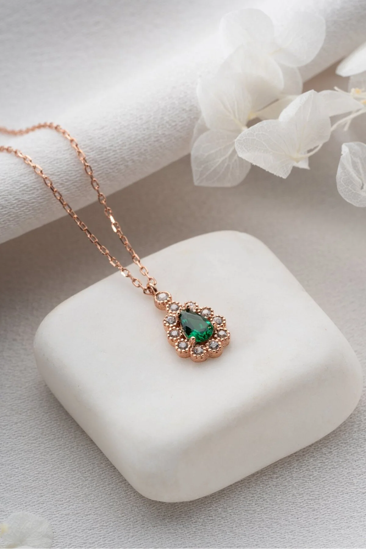 گردنبند نقره زنانه با سنگ زمرد-نماد ماه اردیبهشت