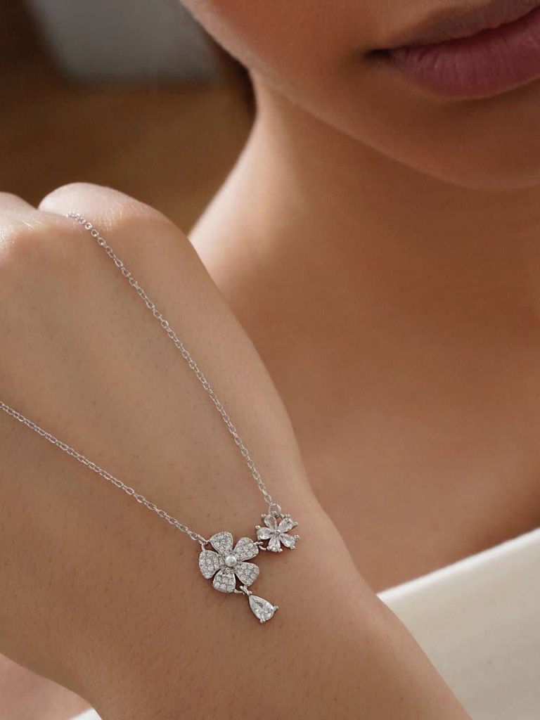 انواع گردن آویز‌های نقره زنانه